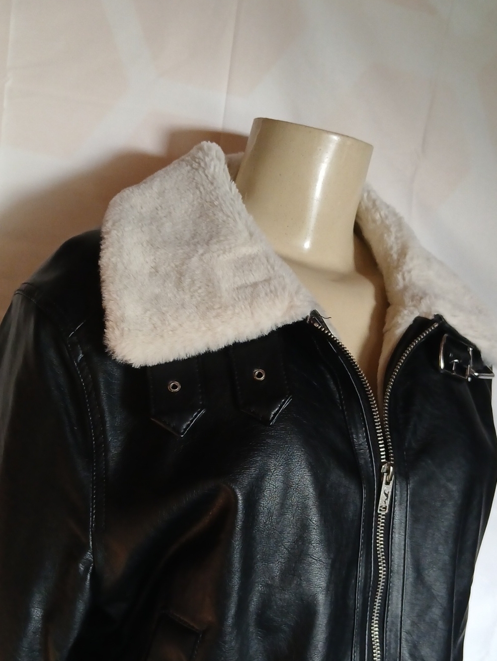 Hollister Women's Black Faux Leather Aviator Bomber Jacket Faux Fur Collar SizeL - Picture 3 of 15